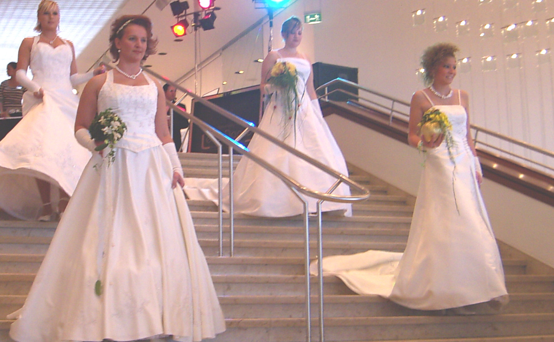 Br�ute auf der Treppe